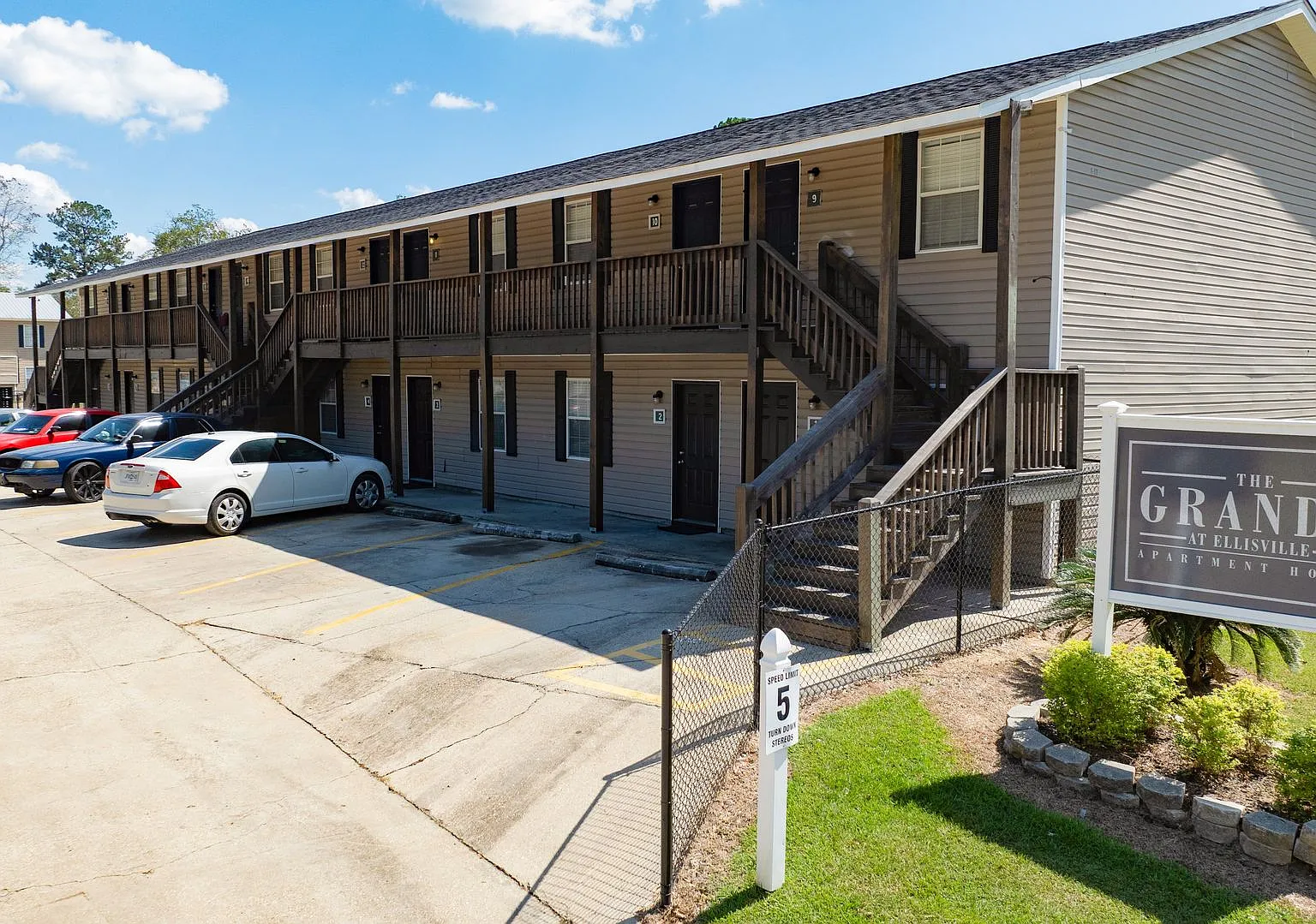 The Grande at Ellisville — Photo 2