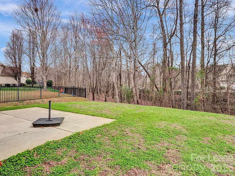 1401 Hammond Dr — Photo 35