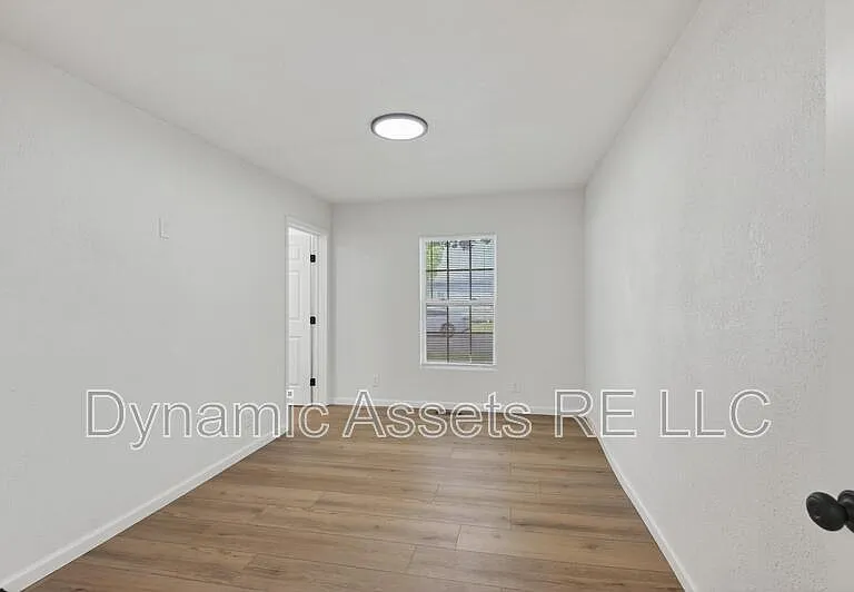 542 E 23rd St — Photo 14