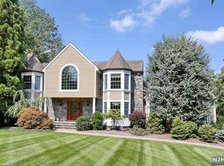 6 Strawberry Ln, Upper Saddle River, NJ 07458