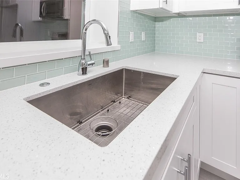 245 Beverly St #B — Photo 18