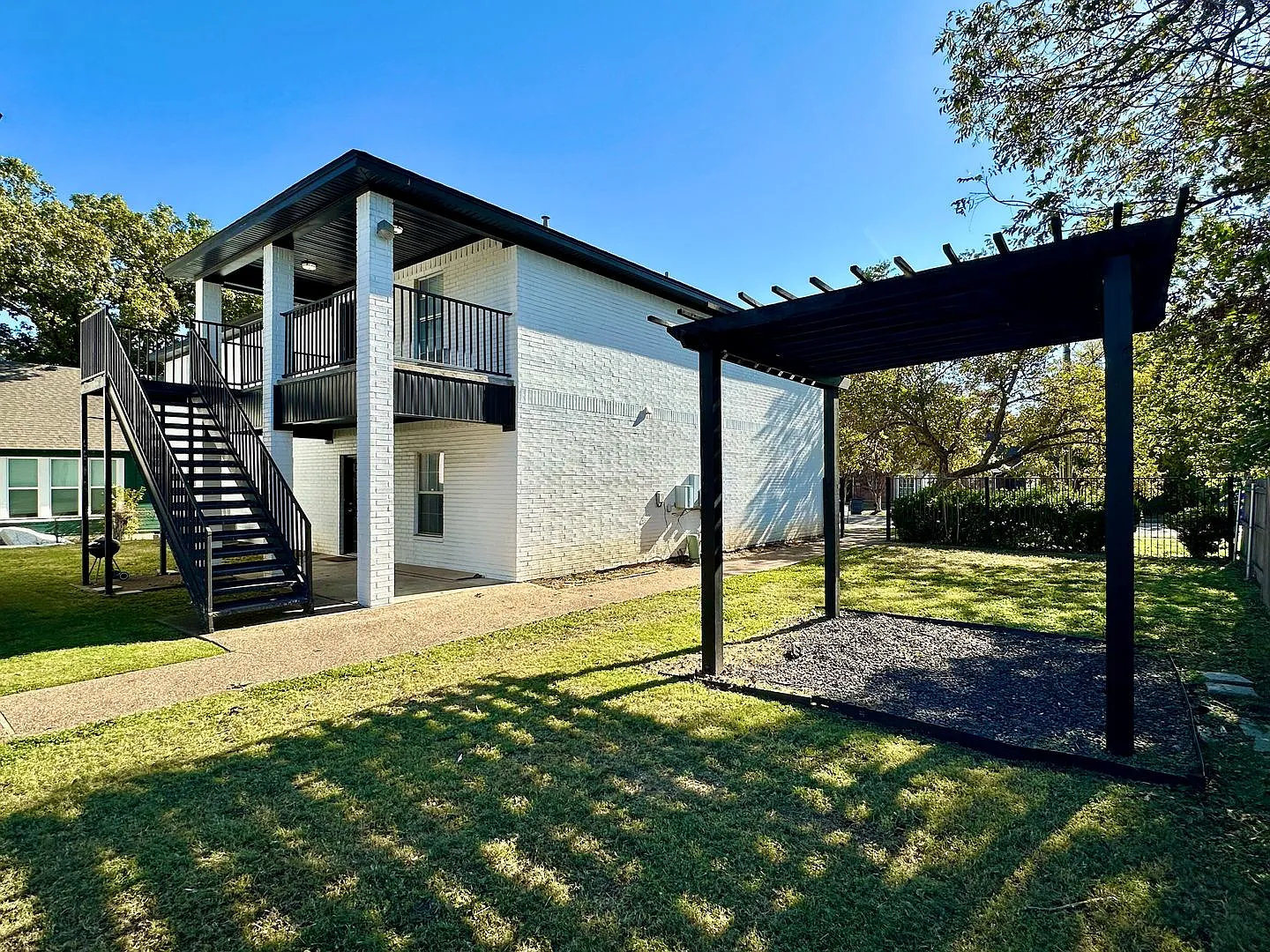 HUGE 4-Bed, 2-Bath Duplex Four Blocks From Baylor Campus & Minutes from Downtown! — Photo 2