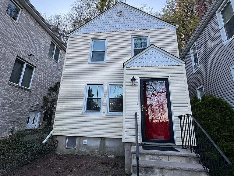698 Undercliff Ave — Photo 1