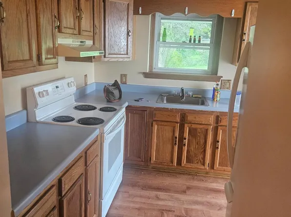 32 School St, Douglassville, PA 19518