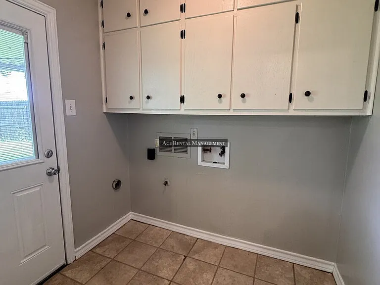 2704 Avenue N — Photo 8