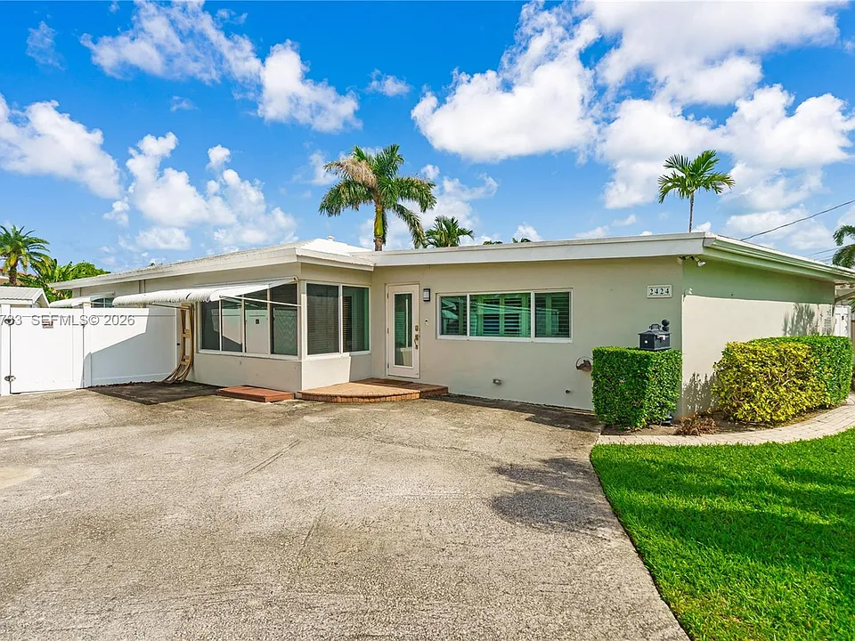 2424 NE 18th Ave