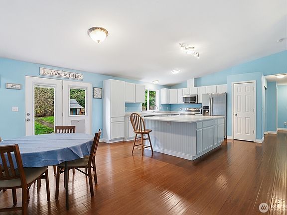 5th image of 463 Meadowood Drive W