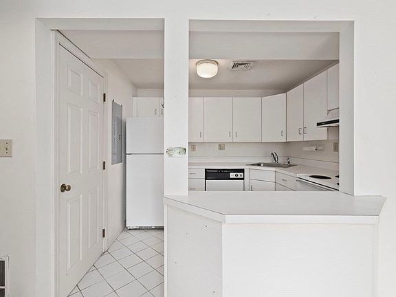 4th image of 26 Webb Pl #1