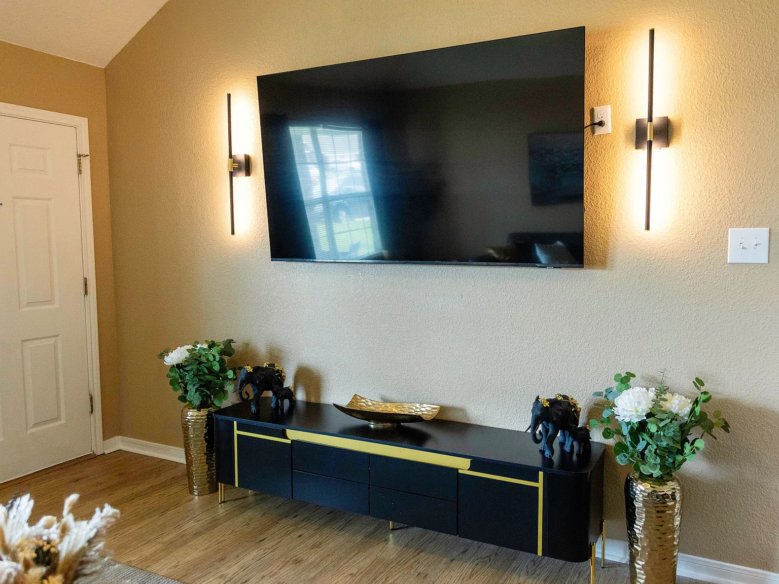3 bed, 1295 sqft, $2,200 — Photo 2