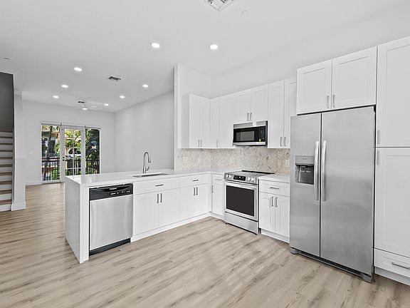 5th image of 510 SE 7th Street #403