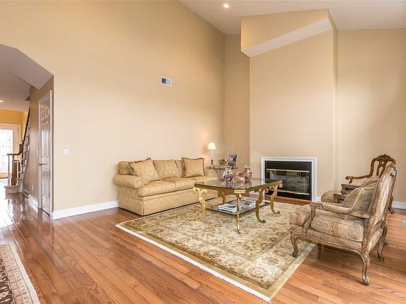 3rd image of 274 Altessa Blvd