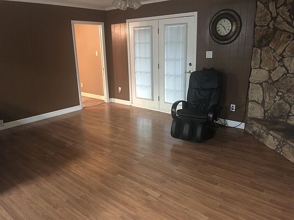 4th image of 211 S 1 1/2 St