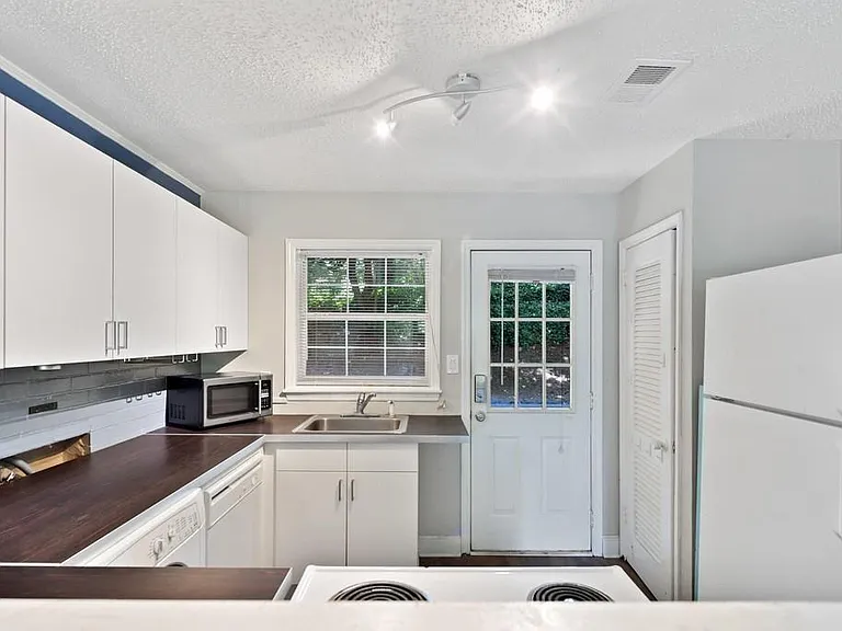 326 Mathews Ave #B — Photo 7