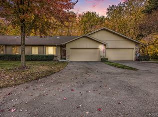 1816 Hunters Ln, Lake Orion, MI 48360