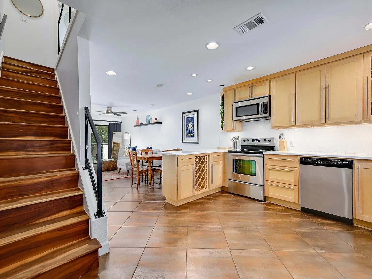 2 bed, 2.5 bath, 1025 sqft, $2,750 — Photo 2