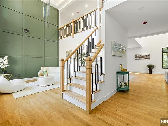 3rd image of 389 Mercer Avenue