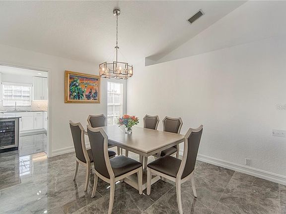 5th image of 23 Jefferson Ct S