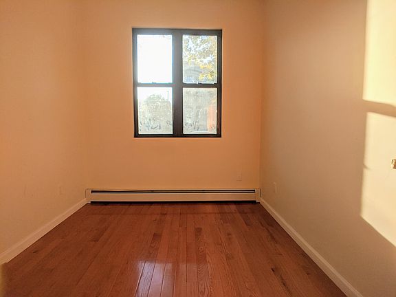 Bedroom or office on the front of the apartment.