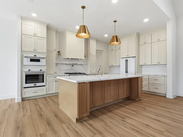 467 Springfield Trl, Angleton, TX 77515