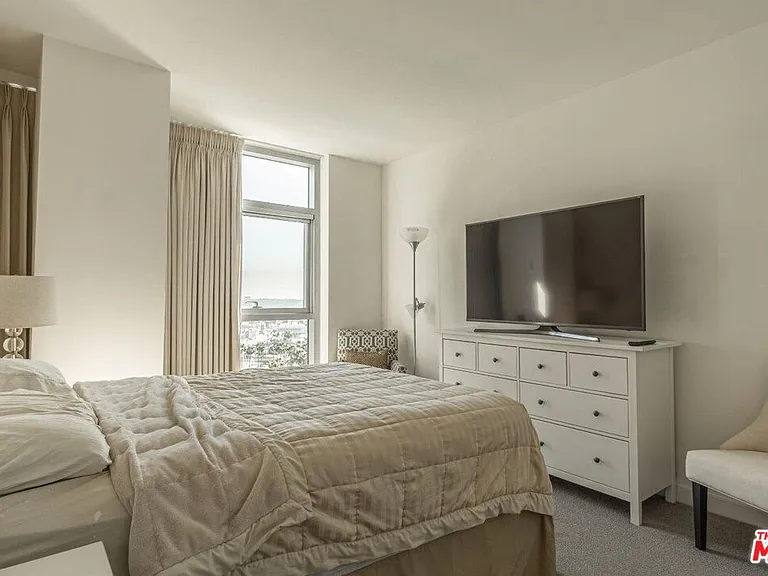 13700 Marina Pointe Dr #1431 — Photo 19