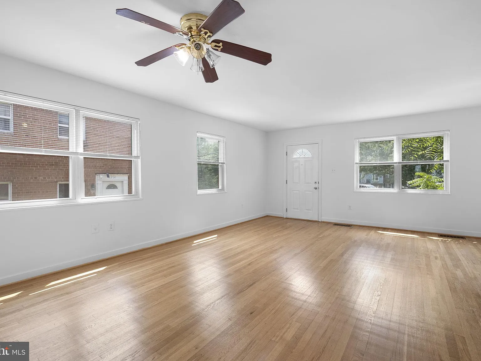 3 bed, 2.5 bath, 1152 sqft, $2,400 — Photo 2