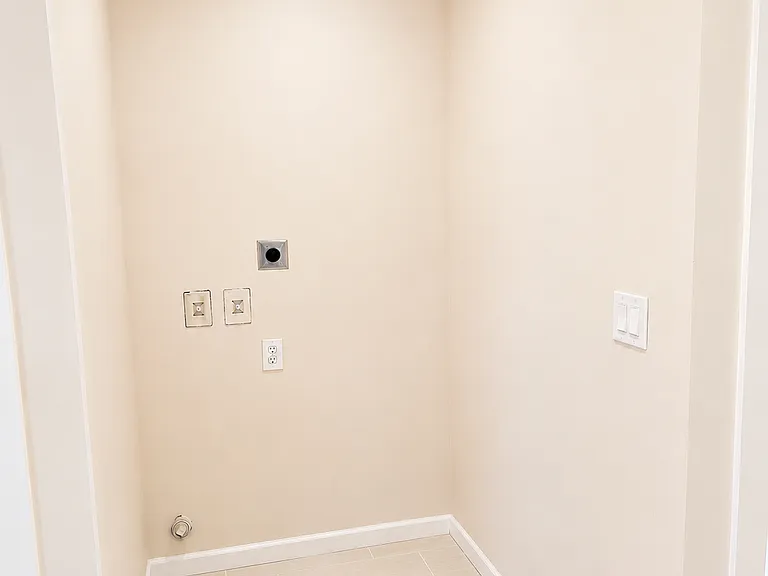 1668 Wall St — Photo 19