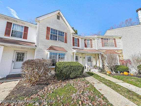 4th image of 379 Rose Ct