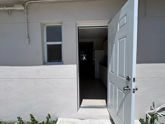 1385 NW 24th St #4 — Photo 2