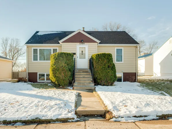 1208 N 11th St, Bismarck, ND 58501