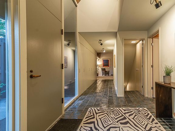 3rd image of 9 Regent Dr