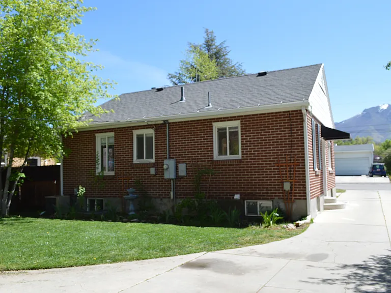 2836 S Kenwood St — Photo 2