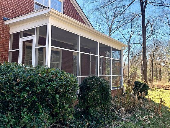 3rd image of 901 Romany Rd