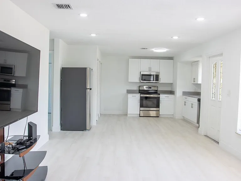 320 NW 4th Ave #1 — Photo 27