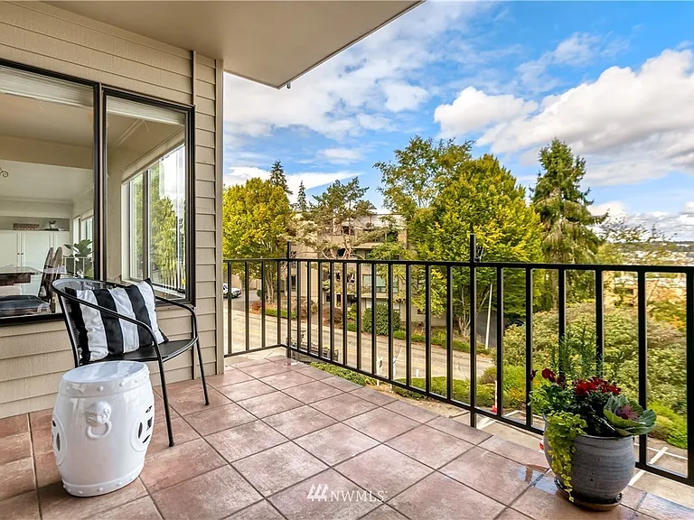Balcony with stellar views!
Featuring Sunbrella deck furniture.