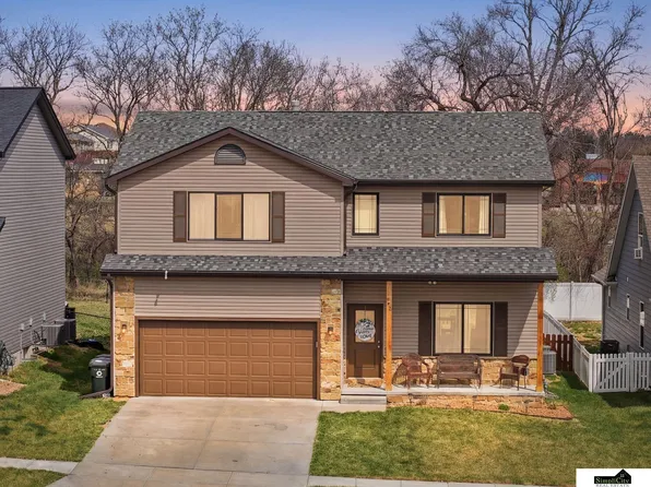 941 Scotts Creek Ct, Hickman, NE 68372