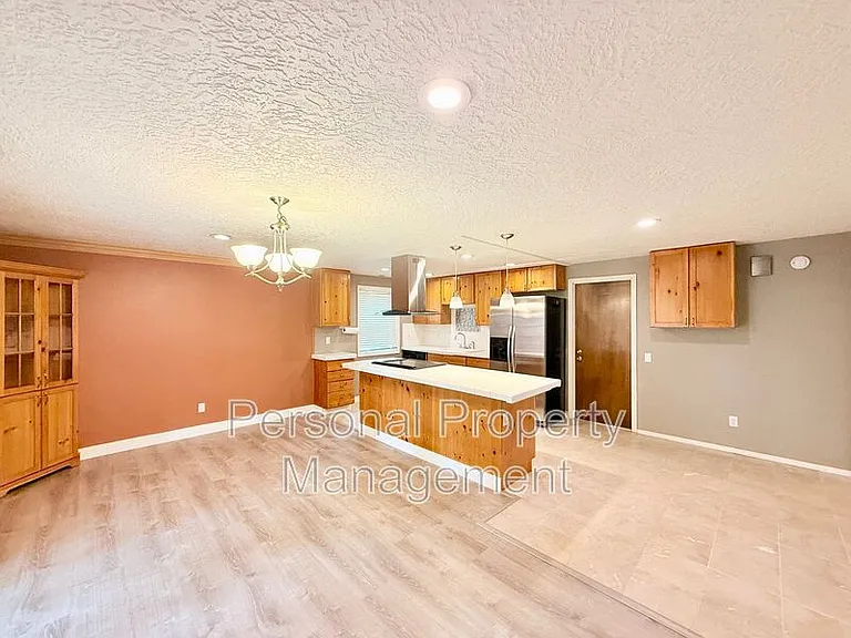 9411 NE Pinecreek St — Photo 10