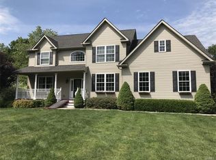 19 Hannah Ln, New Windsor, NY 12553