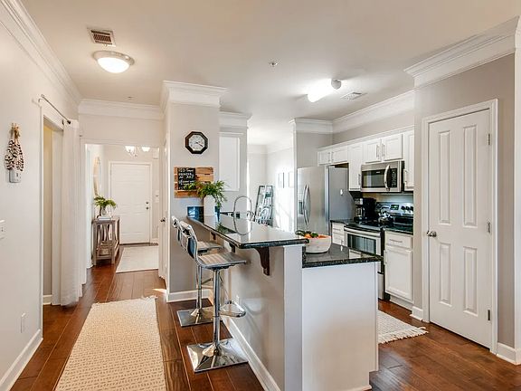 5th image of 2310 Elliott Ave APT 814