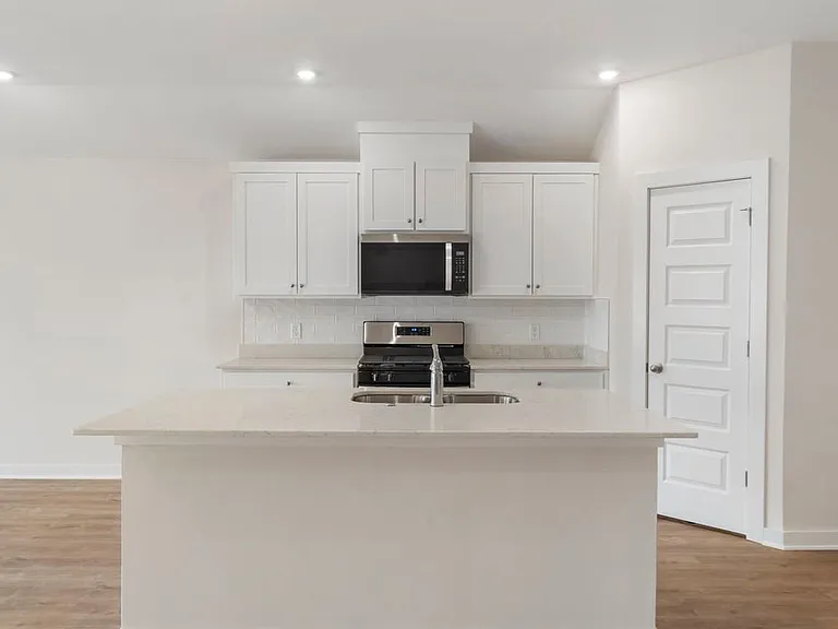 621 S Neon Ave — Photo 4