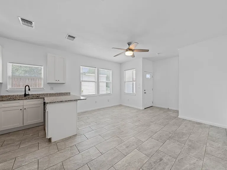 323 Gabriel St #202 — Photo 6