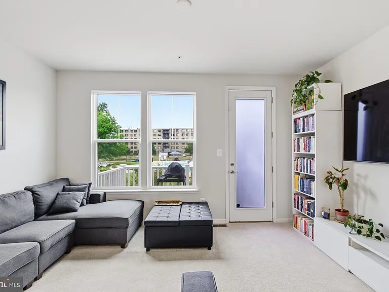 3469 Carnaby St — Photo 12