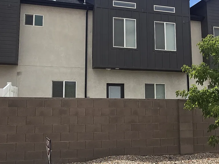 2875 Cody Dr #4 — Photo 2