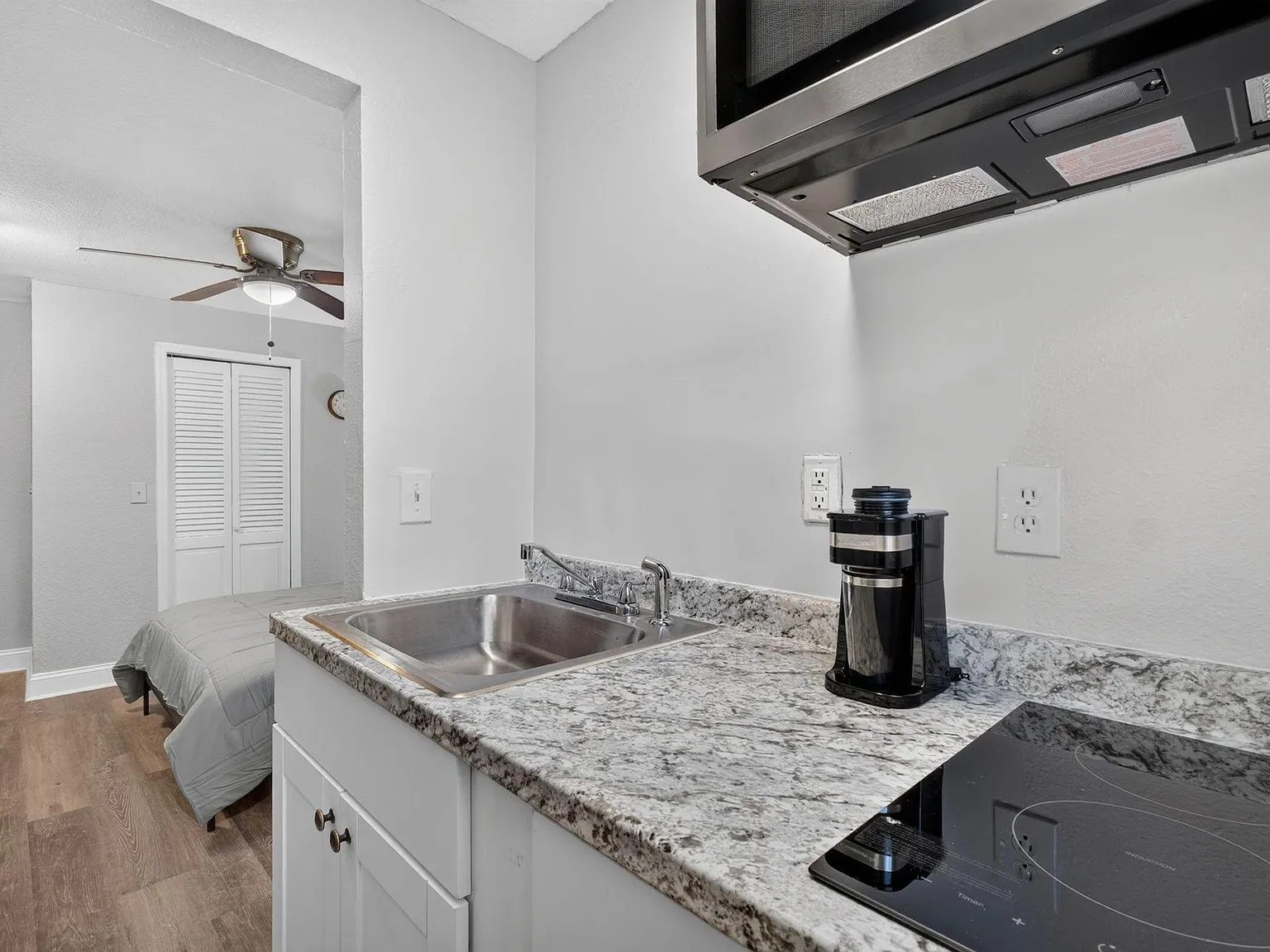 1 bed, 1.0 bath, 300 sqft, $1,754 — Photo 4