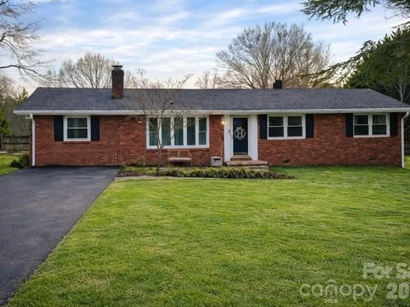 1130 27th Ave NE, Hickory, NC 28601