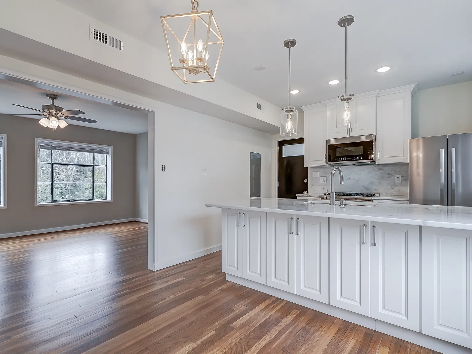 2 bed, 850 sqft, $2,300 — Photo 2