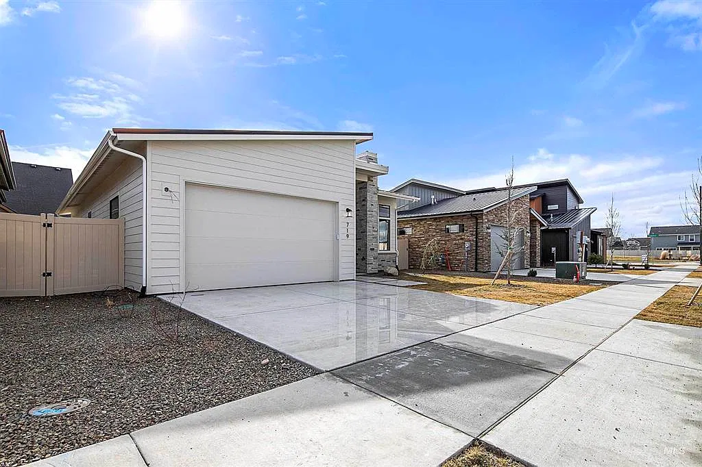3 bed, 1757 sqft, $3,300 — Photo 2