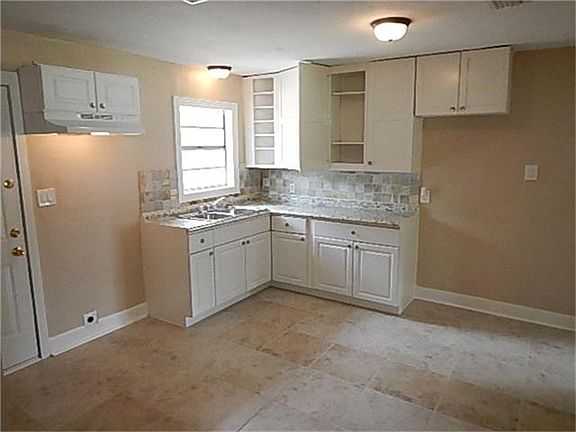 2nd image of 6511 Lyndhurst Dr