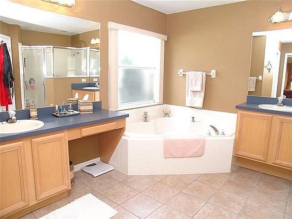 Master Bath w/Separate Tub & Shower