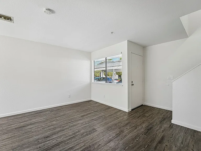 14-web-or-mls-403-425 Junction Ave 109A-S1807-012