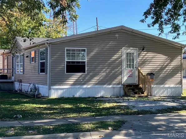 102 N Walnut St, Breese, IL 62230